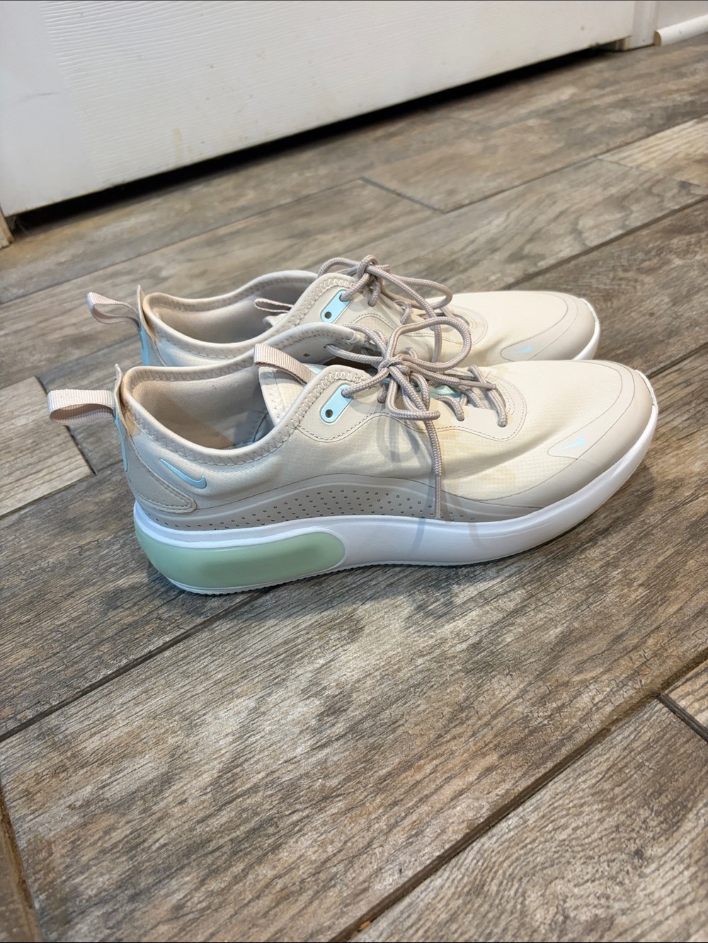 Nike Air Max Dia Sneakers Women’s size 9.5